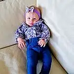 Blanc, Baby & Toddler Clothing, Purple, Sleeve, Textile, Comfort, Collar, Baby, Bambin, Knee, Thigh, Electric Blue, Pattern, Sock, Human Leg, Waist, Assis, Fashion Accessory, Magenta, Enfant, Personne, Headwear