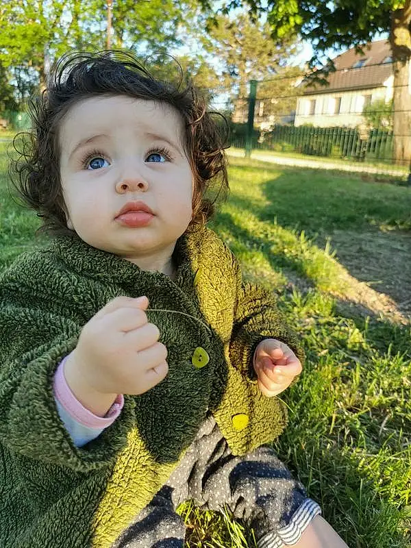 Peau, Lip, Hand, Plante, Bras, Yeux, People In Nature, Sleeve, Arbre, Baby & Toddler Clothing, Iris, Gesture, Finger, Sunlight, Yellow, Happy, Herbe, Cool, Bambin, Baby, Personne