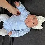 Hand, Jambe, Comfort, Baby & Toddler Clothing, Sleeve, Gesture, Finger, Baby, Knee, Bambin, Elbow, Thumb, Enfant, Sock, Human Leg, Foot, Wrist, Sourire, Assis, Chapi Chapo, Personne, Headwear