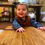 Hair, Sourire, Joue, Peau, Coiffure, Meubles, Yeux, Facial Expression, Table, Bois, Baby & Toddler Clothing, Happy, Varnish, Bambin, Wood Stain, Hardwood, Plank, Leisure, Personne, Joy