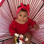 Rose, Jouets, Red, Baby Carriage, Bambin, Baby, Chair, Baby Products, Magenta, Basket, Baby & Toddler Clothing, Chapi Chapo, Enfant, Fashion Accessory, Wicker, Stuffed Toy, Costume Hat, Assis, Vintage Clothing, Personne