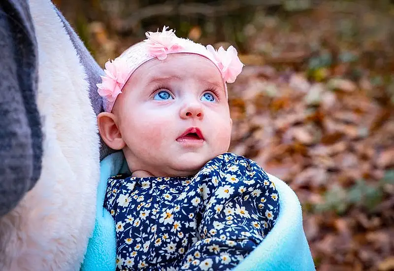 Peau, Yeux, Flash Photography, Plante, Happy, Eyelash, Baby & Toddler Clothing, Baby, Headgear, Herbe, Bambin, People In Nature, Headpiece, Cap, Chapi Chapo, Headband, Electric Blue, Pattern, Close-up, Fashion Accessory, Personne, Headwear