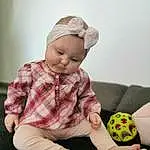 Joue, Joint, Peau, Hand, Facial Expression, Blanc, Jouets, Textile, Sleeve, Baby Playing With Toys, Baby & Toddler Clothing, Finger, Happy, Comfort, Bambin, Fun, Baby, Enfant, Stuffed Toy, Personne, Headwear