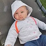 Clothing, Joue, Peau, Blanc, Comfort, Baby & Toddler Clothing, Sleeve, Bambin, Baby, Cap, Enfant, Herbe, Seat Belt, Baby Carriage, Baby Products, Baby Safety, Assis, Car Seat, Sock, Personne, Headwear
