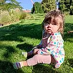 Plante, Leaf, Green, Ciel, Arbre, People In Nature, Sunlight, Herbe, Baby & Toddler Clothing, Happy, Grassland, Leisure, Summer, Meadow, Bambin, Pelouse, Enfant, Fun, Recreation, Personne