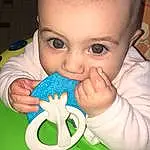 Nez, Joue, Peau, Lip, Hand, Mouth, Eyebrow, Facial Expression, Baby Playing With Toys, Human Body, Eyelash, Oreille, Iris, Finger, Baby & Toddler Clothing, Gesture, Happy, Baby Grabbing For Something, Thumb, Personne