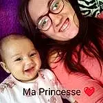 Sourire, Visage, Forehead, Hair, Nez, Lunettes, Joue, Peau, Head, Lip, Chin, Eyebrow, Mouth, Coiffure, Yeux, Facial Expression, Muscle, Vision Care, Happy, Personne, Joy