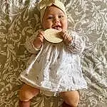 Visage, Peau, Human Body, One-piece Garment, Sleeve, Baby & Toddler Clothing, Rose, Day Dress, Bambin, Flash Photography, Happy, Thigh, Knee, Beauty, Pattern, People In Nature, Blond, Human Leg, Waist, Enfant, Personne, Headwear