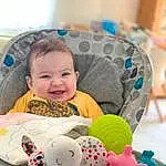Joue, Peau, Sourire, Facial Expression, Baby Playing With Toys, Comfort, Jouets, Textile, Happy, Baby, Baby & Toddler Clothing, Bambin, Enfant, Fun, Stuffed Toy, Baby Products, Infant Bed, Baby Toys, Personne, Joy