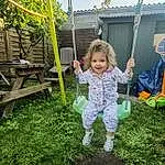 Plante, Ciel, Nature, Natural Environment, People In Nature, Botany, Herbe, Woody Plant, Biome, Public Space, Fun, Swing, Leisure, Bambin, Happy, Recreation, City, Aire de jeux, Baby & Toddler Clothing, Arbre, Personne, Joy