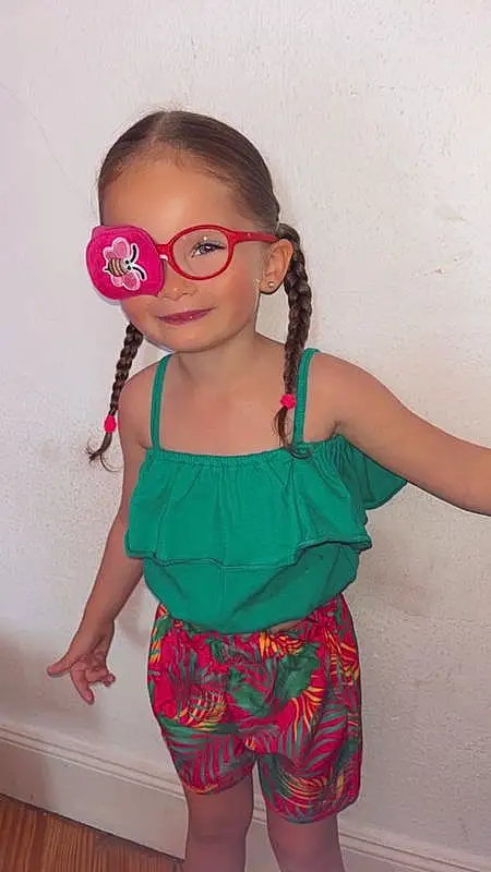 Clothing, Hair, Lunettes, Joint, Bras, Shoulder, Human Body, Fashion, Neck, Sleeve, Baby & Toddler Clothing, Waist, Rose, Sourire, Thigh, Eyewear, Hearing, Audio Equipment, Happy, Trunk, Personne, Joy