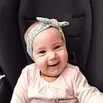 Joue, Sourire, Facial Expression, Cap, Sleeve, Flash Photography, Baby & Toddler Clothing, Happy, Bambin, Cool, Baby, Vehicle Door, Costume Hat, Fashion Accessory, Enfant, Car Seat, Headband, Font, Baby Products, Légende de la photo, Personne, Joy, Headwear