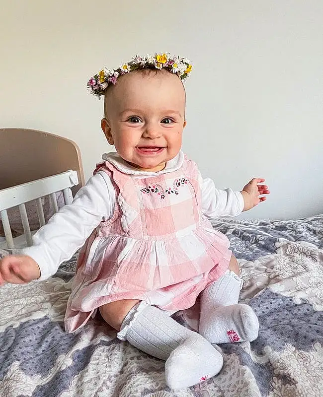 Visage, Joue, Sourire, Peau, Coiffure, Yeux, Dress, Baby & Toddler Clothing, Sleeve, Happy, Iris, Flash Photography, Baby, Rose, Herbe, Fleur, Bambin, Headband, Fun, Personne, Joy