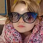 Clothing, Hair, Nez, Visage, Lunettes, Peau, Head, Lip, Chin, Vision Care, Coiffure, Eyebrow, Facial Expression, Goggles, Eyelash, Mouth, Human Body, Eyewear, Neck, Sunglasses, Personne