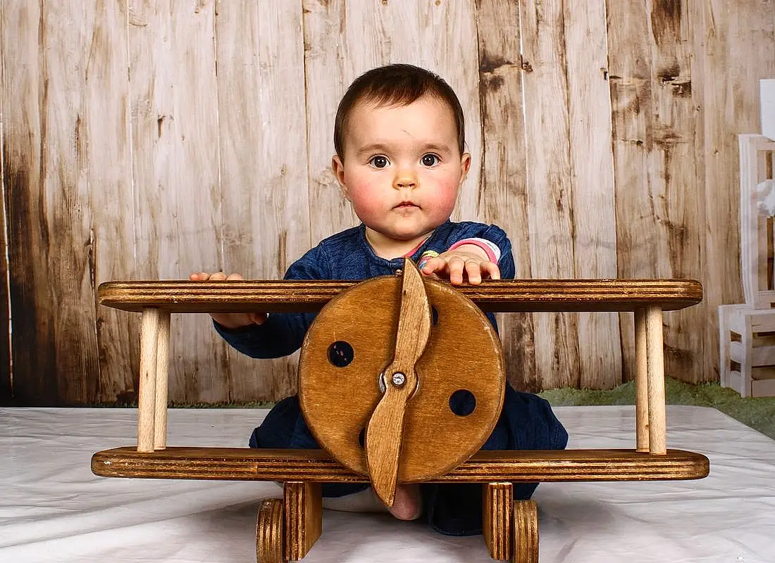 Peau, Meubles, Bois, Sleeve, Debout, Happy, Chair, Leisure, Bambin, Arbre, Flash Photography, Hardwood, Table, Enfant, Assis, Wood Stain, Baby & Toddler Clothing, Fun, Room, Personne