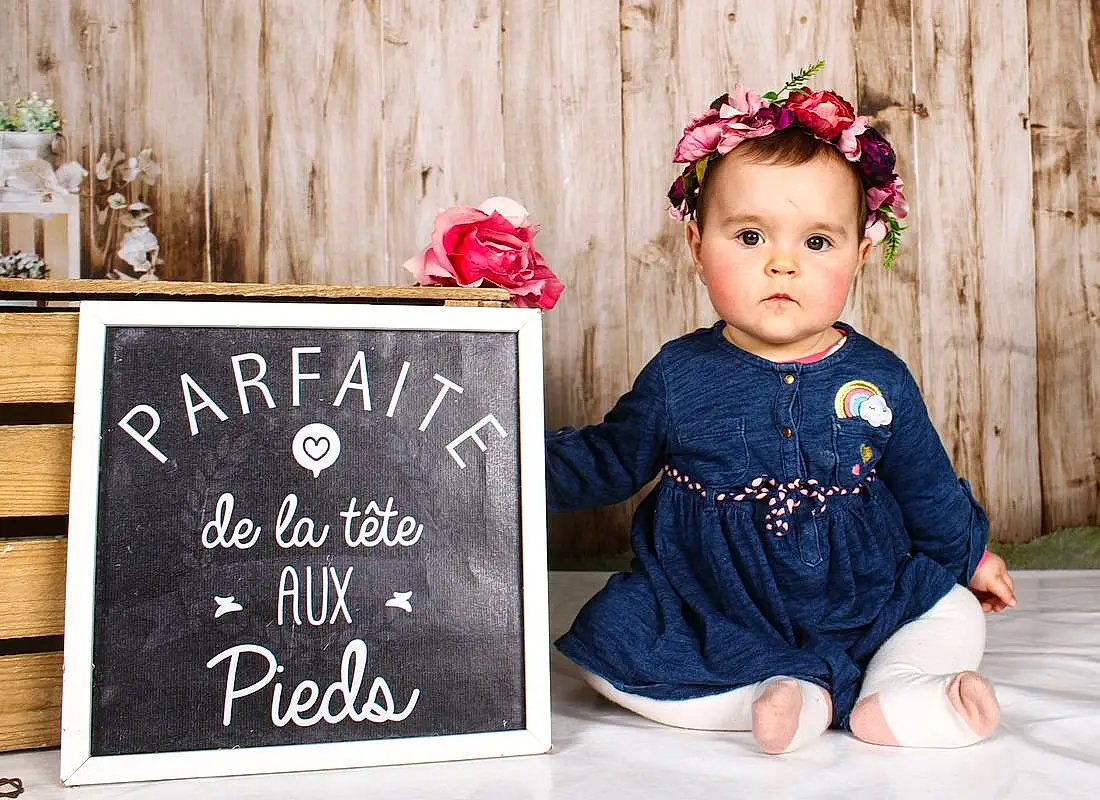 Plante, Handwriting, Baby & Toddler Clothing, Dress, Sleeve, Rose, Happy, Bois, Bambin, Chalk, Blackboard, Pattern, T-shirt, Magenta, Font, Enfant, Baby, Headpiece, Necklace, Fashion Accessory, Personne