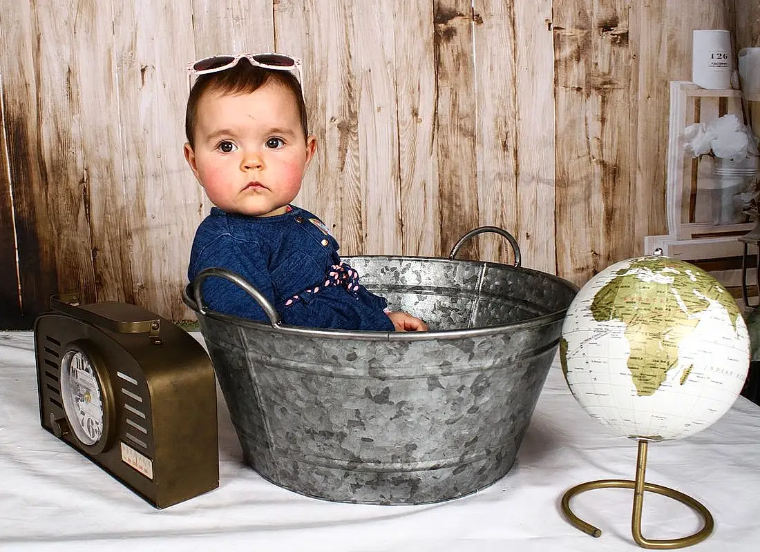 Mixing Bowl, Tableware, Serveware, Baby & Toddler Clothing, Flash Photography, Bambin, Basket, Bowl, Cookware And Bakeware, Shipping Box, Enfant, Goggles, Drinkware, Bois, Baby, Assis, Box, Table, Chapi Chapo, Metal, Personne