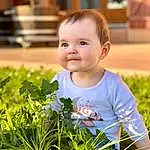 Plante, Photograph, Yeux, People In Nature, Botany, Leaf, Green, Iris, Sourire, Herbe, Happy, Terrestrial Plant, Bambin, Summer, Baby & Toddler Clothing, Baby, Leaf Vegetable, Enfant, T-shirt, Personne, Joy