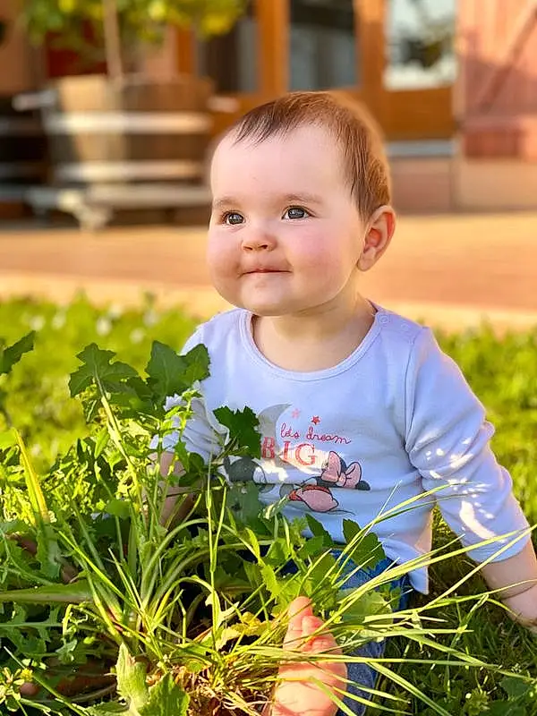 Plante, Photograph, Yeux, People In Nature, Botany, Leaf, Green, Iris, Sourire, Herbe, Happy, Terrestrial Plant, Bambin, Summer, Baby & Toddler Clothing, Baby, Leaf Vegetable, Enfant, T-shirt, Personne, Joy