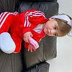 Comfort, Sleeve, Sourire, Headgear, Baby & Toddler Clothing, Red, Sneakers, Bambin, Thigh, Knee, Lap, Sports Uniform, Sportswear, Human Leg, Assis, Carmine, Happy, Baby, Elbow, T-shirt, Personne