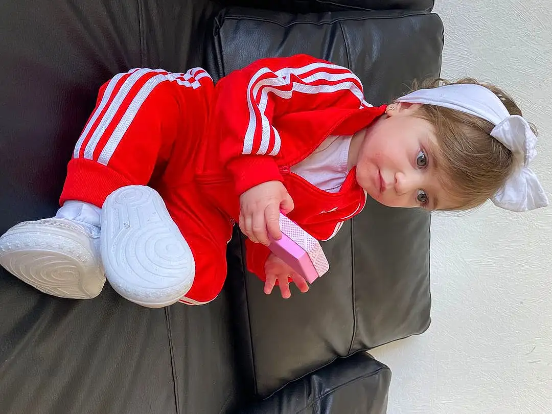 Comfort, Sleeve, Sourire, Headgear, Baby & Toddler Clothing, Red, Sneakers, Bambin, Thigh, Knee, Lap, Sports Uniform, Sportswear, Human Leg, Assis, Carmine, Happy, Baby, Elbow, T-shirt, Personne