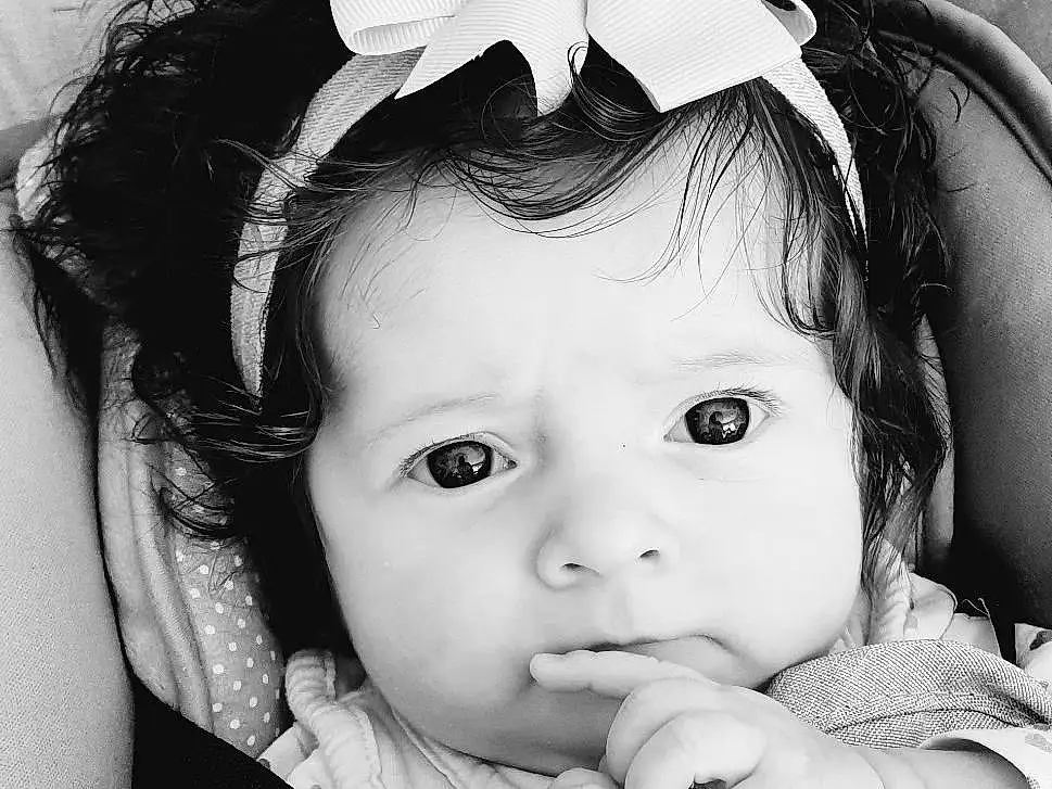 Hair, Joue, Peau, Lip, Hand, Eyebrow, Bras, Facial Expression, Blanc, Eyelash, Black, Textile, Iris, Sleeve, Happy, Baby & Toddler Clothing, Black-and-white, Gesture, Flash Photography, Personne