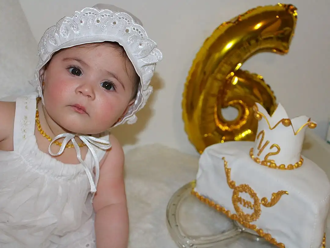 Cake Decorating, Dress, Baby & Toddler Clothing, Yellow, Headgear, Baby, Serveware, Happy, Bambin, Baked Goods, Sugar Cake, Nourriture, Cake Decorating Supply, Headpiece, Costume Hat, Party Supply, Drinkware, Icing, Event, Sun Hat, Personne, Headwear