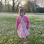 Fleur, Plante, People In Nature, Sourire, Leaf, Arbre, Happy, Herbe, Dress, Sunlight, Petal, Baby & Toddler Clothing, Bambin, Ciel, Natural Landscape, Morning, Groundcover, Meadow, Fun, Grassland, Personne, Joy