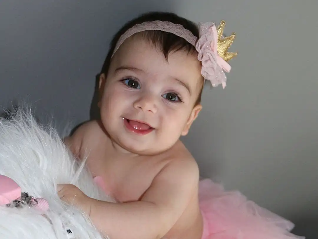 Peau, Sourire, Yeux, Flash Photography, Baby & Toddler Clothing, Iris, Happy, Rose, Headgear, Headpiece, Bambin, Bridal Accessory, Enfant, Embellishment, Event, Jewellery, Poil, Baby, Fashion Accessory, Peach, Personne, Joy
