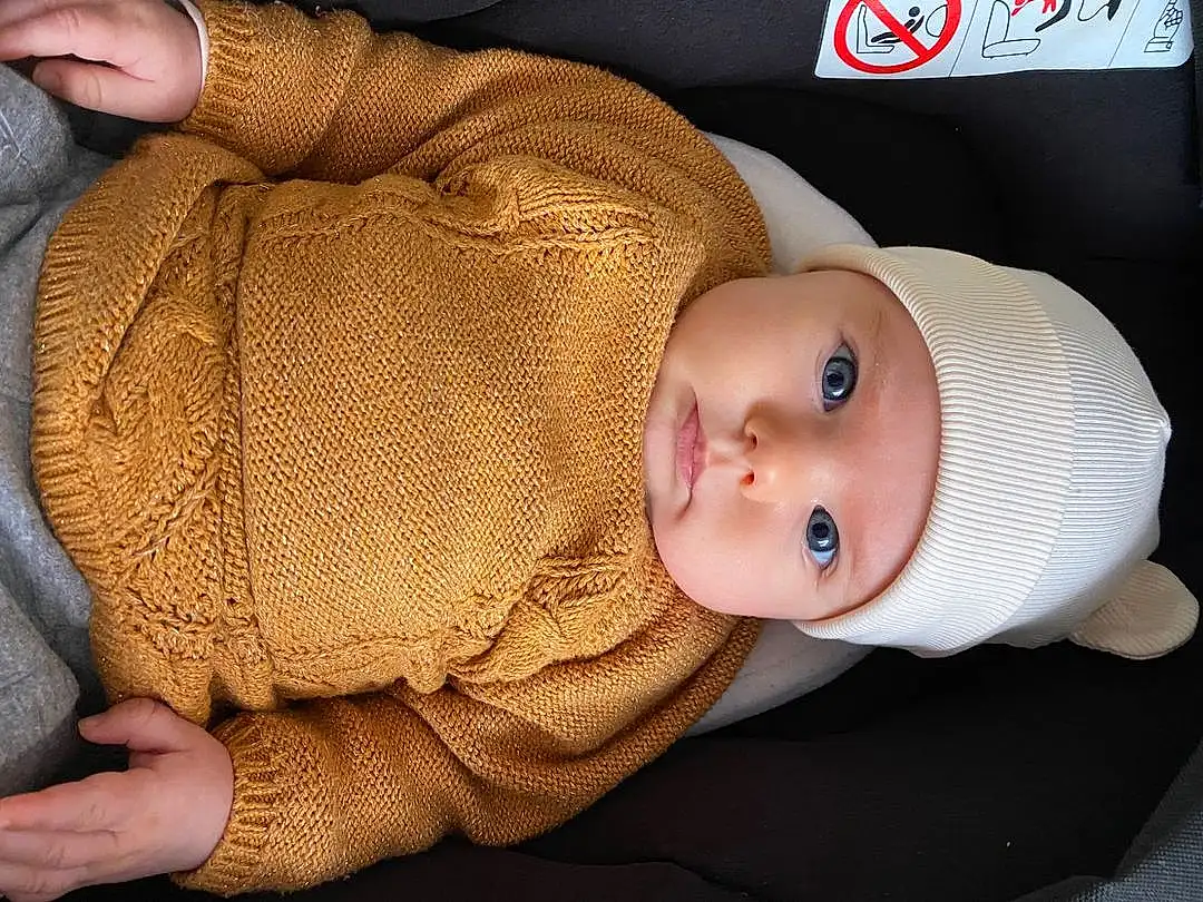 Joue, Peau, Hand, Facial Expression, Mouth, Comfort, Baby & Toddler Clothing, Baby, Textile, Sleeve, Gesture, Finger, Headgear, Bambin, Chapi Chapo, Sourire, Enfant, Baby Safety, Baby Products, Thumb, Personne, Headwear