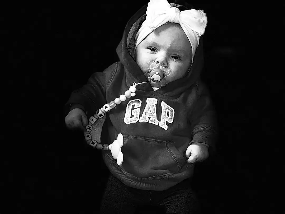 Jambe, Flash Photography, Sleeve, Baby & Toddler Clothing, Cool, T-shirt, Bambin, Personal Protective Equipment, Happy, Cap, Darkness, Noir & Blanc, Fun, Assis, Baby, Monochrome, Font, Costume Hat, Herbe, Portrait Photography, Personne, Headwear