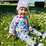 Fleur, Sourire, Plante, Photograph, Facial Expression, Green, People In Nature, Bleu, Leaf, Botany, Sleeve, Happy, Baby & Toddler Clothing, Yellow, Herbe, Petal, Bambin, Morning, Cap, Summer, Personne, Joy, Headwear