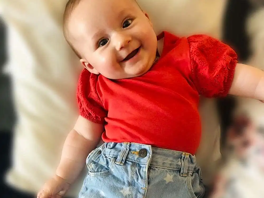 Visage, Sourire, Joue, Joint, Peau, Shoulder, Yeux, Muscle, Human Body, Sleeve, Happy, Flash Photography, Baby & Toddler Clothing, Waist, Shorts, Thigh, Baby, Cool, Jean Short, Bambin, Personne, Joy