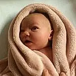 Nez, Joue, Peau, Lip, Chin, Eyebrow, Yeux, Facial Expression, Comfort, Mouth, Textile, Baby, Baby Sleeping, Gesture, Finger, Bambin, Thumb, Linens, Enfant, Close-up, Personne