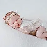 Visage, Comfort, Baby & Toddler Clothing, Sleeve, Baby, Collar, Bambin, Flash Photography, Linens, Pattern, Fashion Accessory, Baby Sleeping, Headpiece, Portrait Photography, Assis, Headband, Foot, Hair Accessory, Beanie, Personne