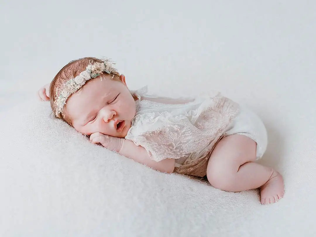 Visage, Comfort, Baby & Toddler Clothing, Sleeve, Baby, Collar, Bambin, Flash Photography, Linens, Pattern, Fashion Accessory, Baby Sleeping, Headpiece, Portrait Photography, Assis, Headband, Foot, Hair Accessory, Beanie, Personne