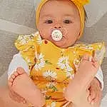 Visage, Joue, Peau, Baby, Baby & Toddler Clothing, Orange, Sleeve, Yellow, Rose, Bambin, Collar, Comfort, Enfant, Pattern, Thumb, Infant Bodysuit, Assis, Baby Products, Peach, Nail, Personne
