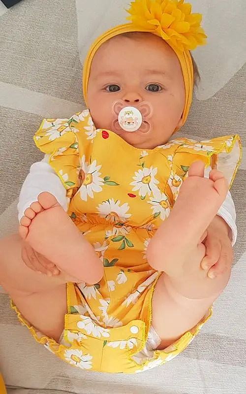 Visage, Joue, Peau, Baby, Baby & Toddler Clothing, Orange, Sleeve, Yellow, Rose, Bambin, Collar, Comfort, Enfant, Pattern, Thumb, Infant Bodysuit, Assis, Baby Products, Peach, Nail, Personne