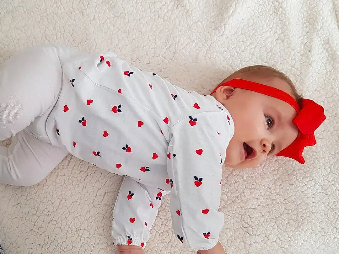 Visage, Baby & Toddler Clothing, Human Body, Textile, Sleeve, Rose, Collar, Baby, Bambin, Pattern, Linens, Carmine, Enfant, Fictional Character, Baby Products, Plaid, Chapi Chapo, À pois, T-shirt, Assis, Personne, Headwear