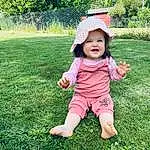 Plante, People In Nature, Leaf, Sourire, Chapi Chapo, Baby & Toddler Clothing, Arbre, Happy, Herbe, Headgear, Sun Hat, Grassland, Groundcover, Bambin, Meadow, Pelouse, Baby, Fun, Landscape, Personne, Headwear
