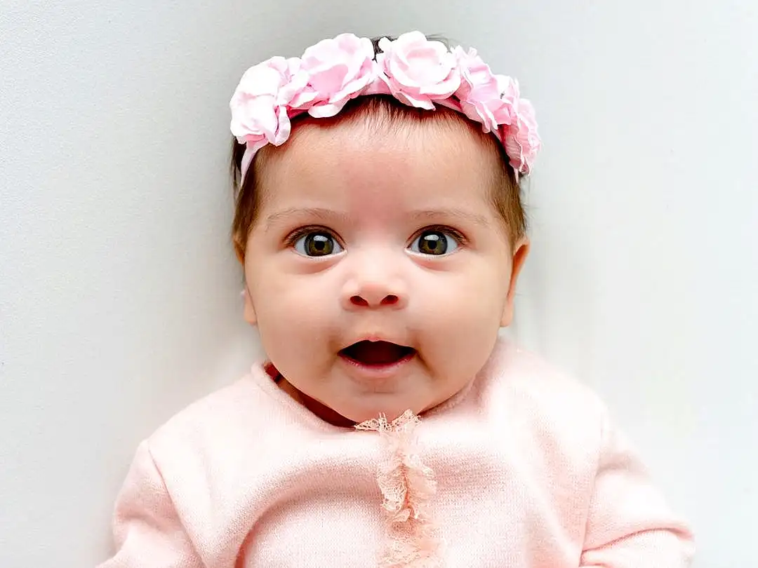 Visage, Joue, Peau, Head, Lip, Chin, Yeux, Eyebrow, Facial Expression, Neck, Baby, Baby & Toddler Clothing, Sleeve, Flash Photography, Eyelash, Rose, Happy, Dress, Bambin, Personne, Headwear