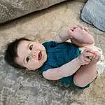 Peau, Yeux, Baby, Baby & Toddler Clothing, Sourire, Comfort, Gesture, Bois, Bambin, Enfant, Herbe, Happy, Sock, Foot, Human Leg, Barefoot, Thumb, Pattern, Personne