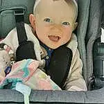 Joue, Peau, Head, Sourire, Yeux, Blanc, Baby In Car Seat, Baby, Baby & Toddler Clothing, Comfort, Baby Carriage, Seat Belt, Baby Safety, Bambin, Car Seat, Happy, Baby Products, Enfant, Auto Part