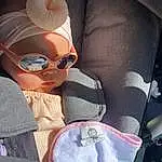 Lunettes, Vision Care, Goggles, Mouth, Sunglasses, Eyewear, Comfort, Baby, Cool, Bambin, Cap, Personal Protective Equipment, Fun, Baby & Toddler Clothing, Enfant, Car Seat, Human Leg, Thigh, Baby Products, Assis