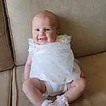 Visage, Joue, Peau, Head, Sourire, Yeux, Facial Expression, Human Body, Baby & Toddler Clothing, Sleeve, Iris, Debout, Dress, Baby, Comfort, Bambin, Knee, Thigh, Happy, Blond, Personne, Joy