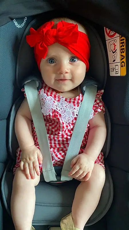 Visage, Peau, Lip, Chin, VÃªtements dâ€™extÃ©rieur, Seat Belt, Yeux, Facial Expression, Cap, Sleeve, Baby & Toddler Clothing, Baby Carriage, Dress, Finger, Baby, Bambin, Cool, Comfort, Baby In Car Seat, Personne, Headwear
