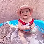 Peau, Sourire, Eau, Chapi Chapo, Sun Hat, Baby, Rose, Bambin, Fedora, Recreation, Bathing, Fun, Enfant, Baby & Toddler Clothing, Happy, Leisure, Play, Sand, Fashion Accessory, Assis, Personne, Headwear