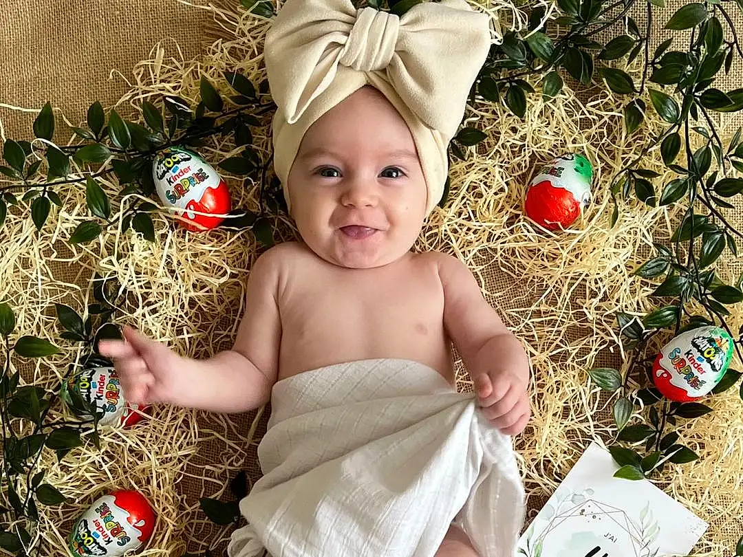 People In Nature, Baby & Toddler Clothing, Herbe, Happy, Faon, Plante, Baby, Bambin, Christmas Tree, Christmas Ornament, Headpiece, Event, Enfant, Holiday, Headband, Assis, Human Leg, Fashion Accessory, Fun, Christmas Decoration, Personne, Joy, Headwear