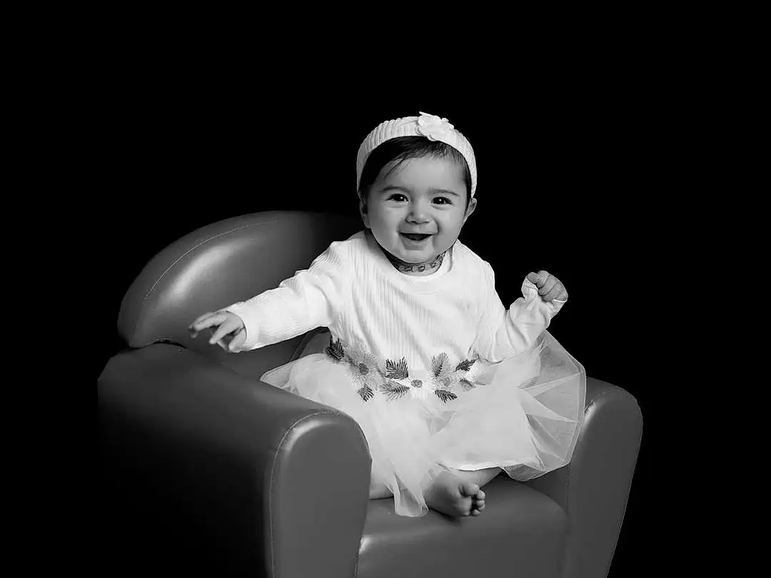 Sourire, Comfort, Flash Photography, Sleeve, Baby, Bambin, Baby & Toddler Clothing, Enfant, Baby Products, Noir & Blanc, Assis, Monochrome, Chair, Portrait, Portrait Photography, Darkness, Fun, Entertainment, Vintage Clothing, Personne, Joy