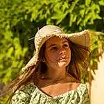 Plante, Leaf, People In Nature, Sourire, Human Body, Flash Photography, Botany, Happy, Sunlight, Herbe, Chapi Chapo, Faon, Bois, Sun Hat, Long Hair, Waist, Fashion Design, Arbre, Leisure, Brown Hair, Personne, Headwear